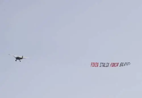 "Forza Italia, Forza Silvio" Ecco gli aerei pro Cav