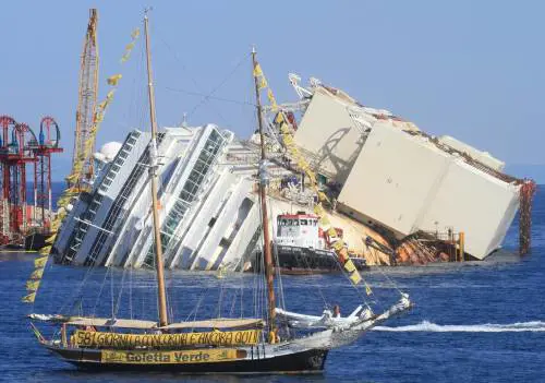 Blitz di Legambiente davanti alla Costa Concordia