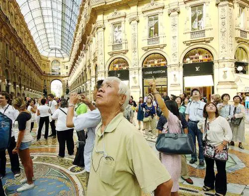 Un'estate in città per i milanesi E i turisti affollano bar e locali