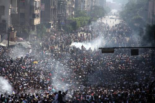 Caos in Egitto, mille arresti. I militari entrano in moschea