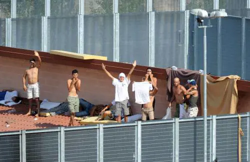 Scoppia la rivolta degli immigrati Distrutti il Cie di Capo Rizzuto