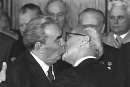 Il bacio tra due atlete russe? "Solo gioia". I diritti gay non c'entrano