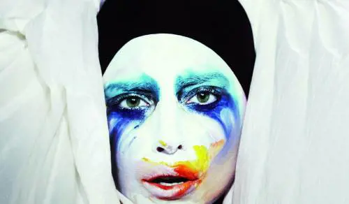 Il ritorno di Lady Gaga, furbo bignami dell'artpop
