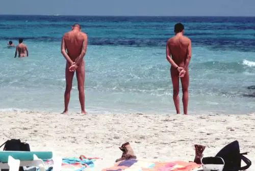 Aiuto, la mia spiaggia è stata invasa dagli avvocati nudisti