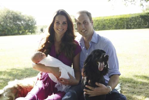La prima posa del royal baby Ma i royal dog rubano la scena
