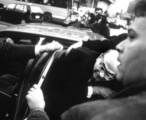 Quel totem dell'immunità parlamentare abbattuto dai giustizialisti di Mani pulite