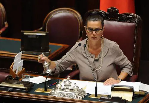 Ora la Boldrini vuol sfasciare la famiglia: basta spot con le mamme che servono a tavola