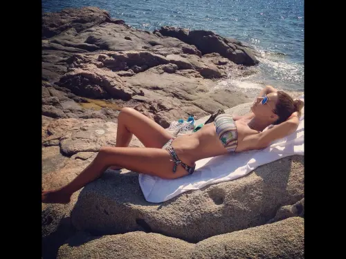 La Toniolo mostra le curve esplosive in spiaggia