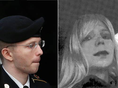 A sinistra, Manning al processo