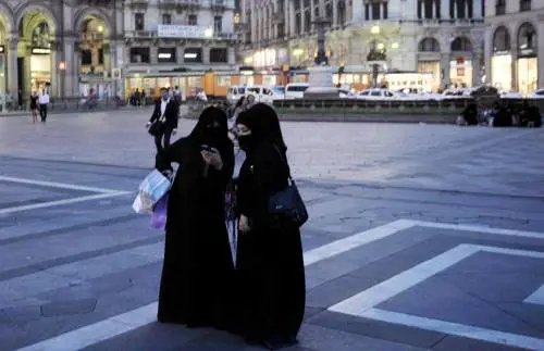 Vestiti, cibo e mattone: shopping arabo in città
