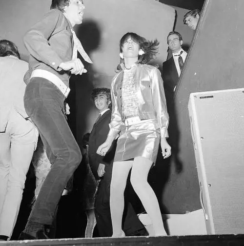 Se ne va la generazione dei ragazzi degli anni '60