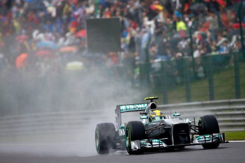 Spa, Hamilton in pole E la Ferrari naufraga