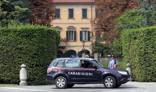 "Berlusconi è mio padre", e tenta di entrare nella villa di Arcore. Arrestato 48enne