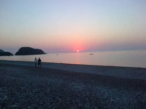 Quando Soner va sulla spiaggia di Çirali alle 5 del mattino