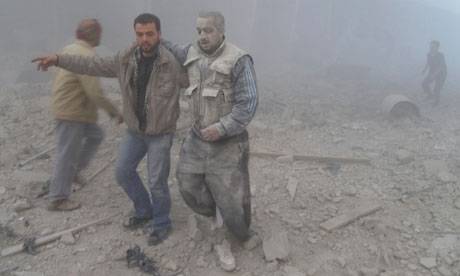 Una foto durante l'attacco con le armi chimiche in Siria. E come mai il soccorritore non ha la mascherina?