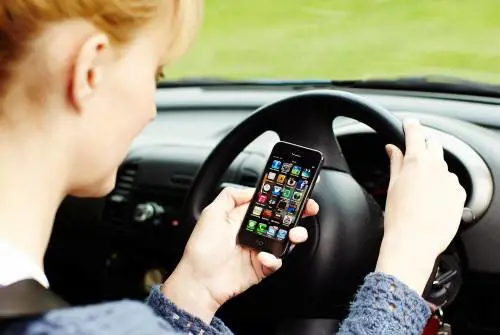 Italiani distratti e alticci:  al volante i peggiori d'Europa