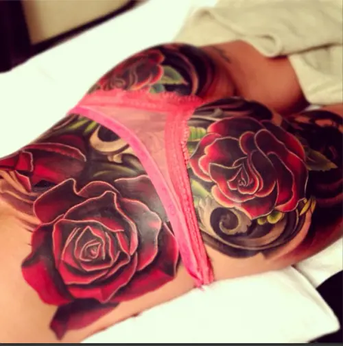 Cheryl Cole e il lato B ricoperto di rose