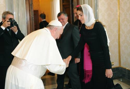 Bergoglio accenna a un baciamano quando saluta la regina di Giordania