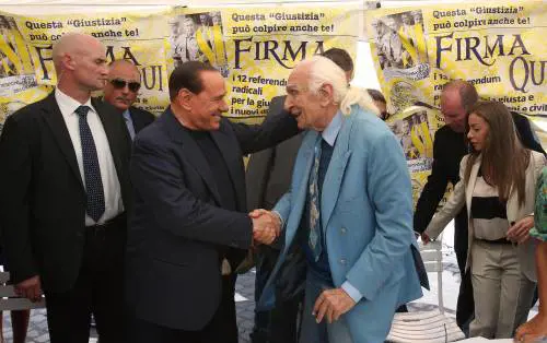 Berlusconi firma i referendum E tiene il governo sulla corda 