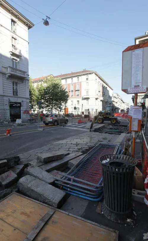 Prigionieri dei cantieri In viale Monte Nero  è rivolta dei negozianti