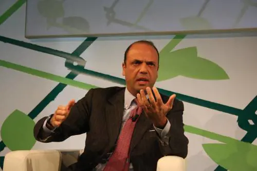 Decadenza, Alfano avverte il Pd: "Così mette in pericolo Letta"