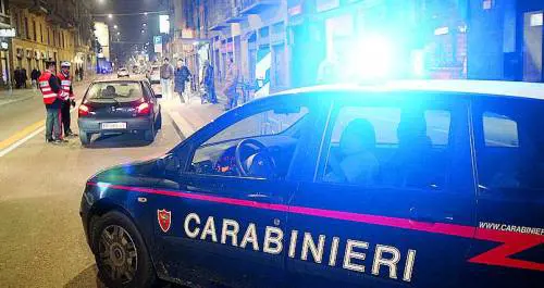 Allontana ubriaco dalla sua pizzeria: denunciato