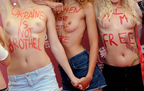 Festival di Venezia, le Femen nude