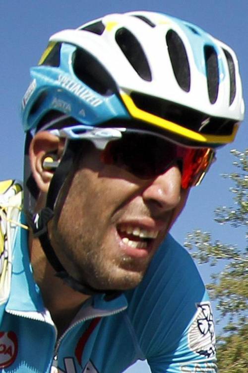 Nibali punto da un'ape ma vola in rosso