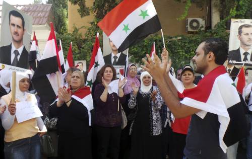 Damasco, sit in pro-Assad della Syrian Women's Union davanti alla sede dell'Onu