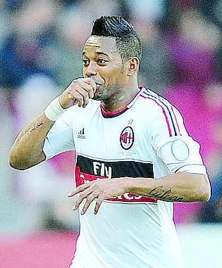 Razziati orologi e gioielli Caccia al basista dei vip Robinho atterra a Milano con la moglie e trova svaligiata la sua villa a San Siro