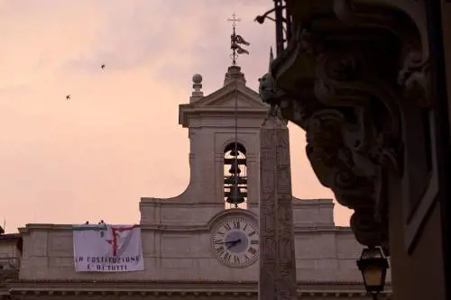 Occupazione del tetto della Camera, sospesi per 5 giorni 12 deputati M5S