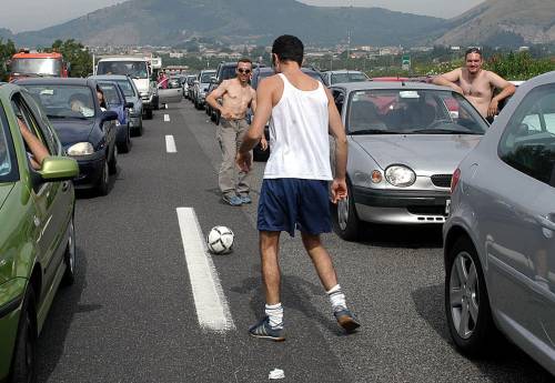 In attesa che la fila scorra facciamo di tutto, anche la partitella a pallone
