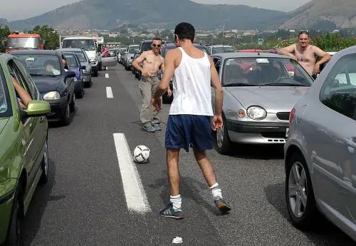 In attesa che la fila scorra facciamo di tutto, anche la partitella a pallone