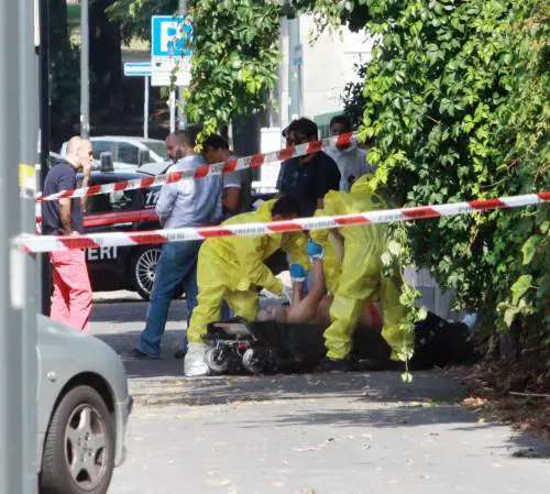 Ucciso in mezzo alla strada con tre coltellate al petto