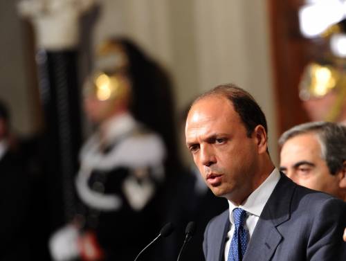 Alfano: "La linea la detta Berlusconi Chi non la segue è fuori"