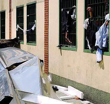 Proteste e danni al Cie di via CorelliBruciati i materassi al centro di espulsione