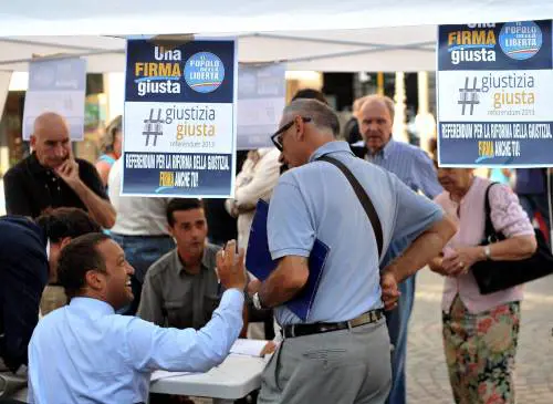 Un banchetto per la raccolta delle firme a Milano