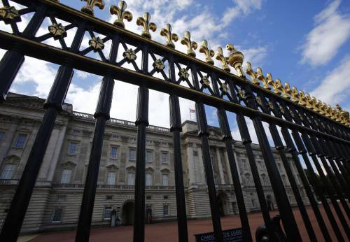 Farsa a Buckingham Palace: fermato il principe