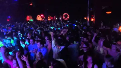 Muore a un rave party schiacciato da un'auto: nessuno se ne accorge