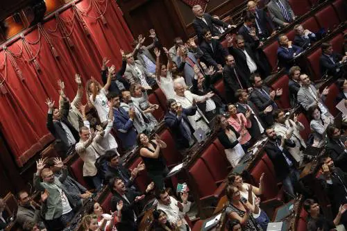Bagarre alla Camera: dal M5S proteste, insulti e sfottò