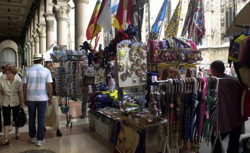Sfratto ai chioschi in Duomo «Da qui non ce ne andiamo»