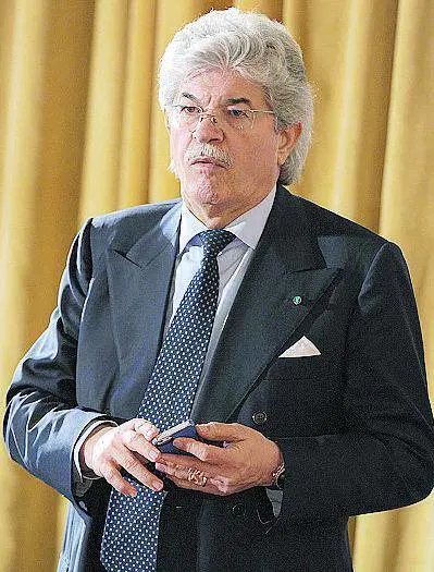 Il tweet di Antonio Razzi: "Buona pascuetta a tutti". E il web lo prende in giro
