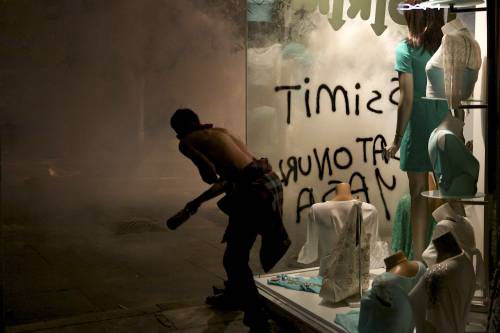 Un manifestante durante gli scontri a Kadikoi, nel lato asiatico di Istanbul