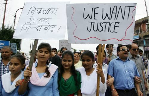 Donne indiane protestano contro l'ondata di stupri
