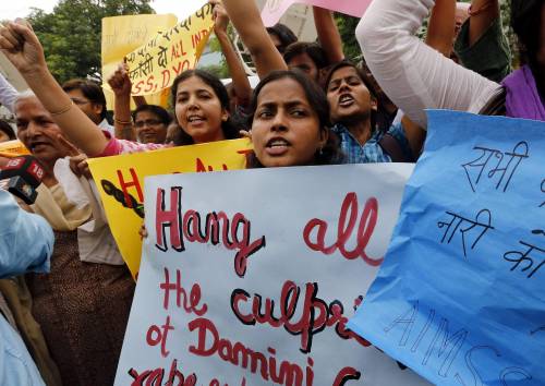 Attiviste indiane manifestano contro la piaga degli stupri