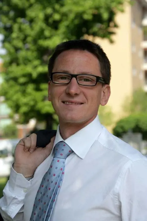 Ha quattro figli e non partecipa ai Consigli: lo fanno dimettere