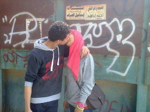 Il bacio in pubblico con il velo islamico che sfida la tradizione