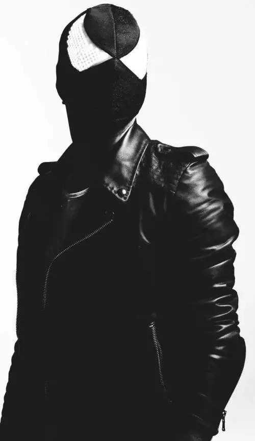 "Ho una maschera nera per dare luce alla musica"