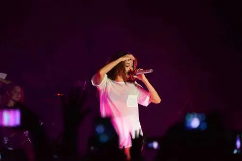 Selena, bambola pop programmata per essere sensuale