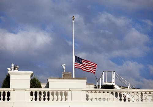 La bandiera degli Stati Uniti a mezz'asta alla Casa Bianca